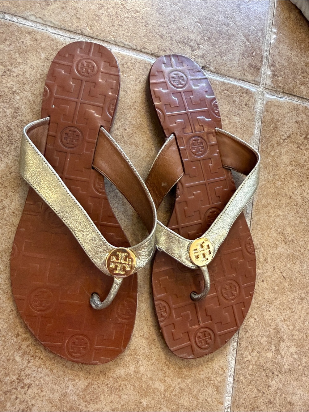 Women’s Tory Burch Thora gold sandals thong flip flops sz 8 Nice